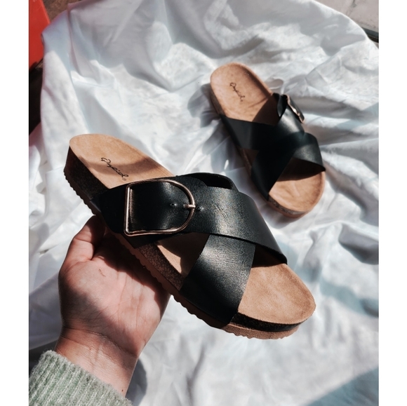 🚨FEW PAIRS LEFT// Black vegan leather slide - Picture 4 of 4